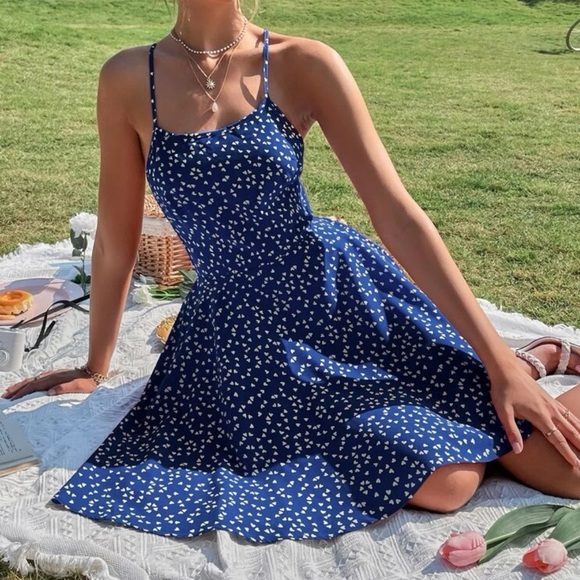 New heart print backless mini dress - Picture 2 of 6